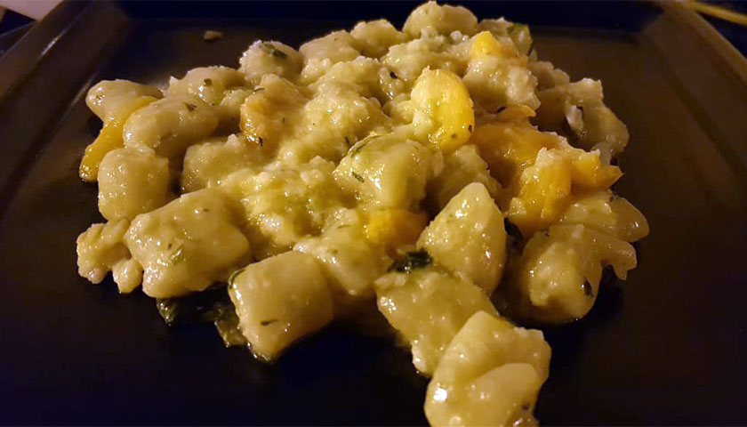 Gnocchi di patate con baccalà e pomodorino giallo