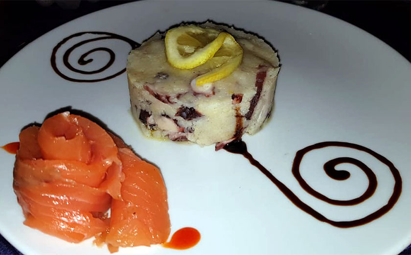 Tortino di patate con polpo e rosa di salmone danese affumicato al profumo di mirto