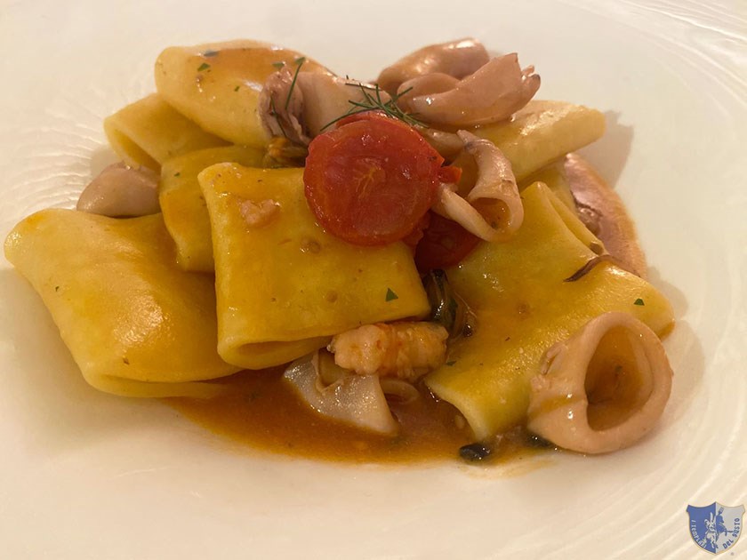 Paccheri di pasta fresca ai frutti di mare e pomodorini infornati