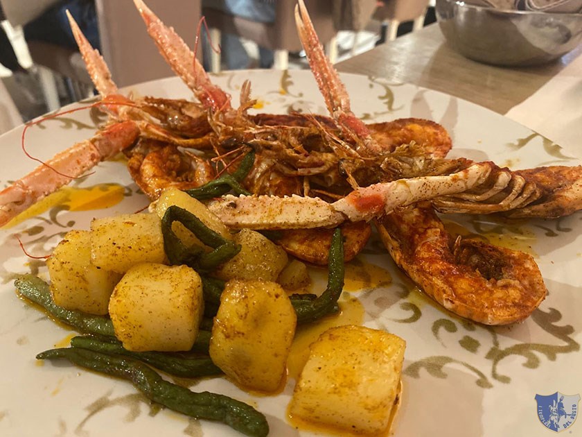 Scampi aglio olio e peperoncino pestato dolce con patate e fagiolini