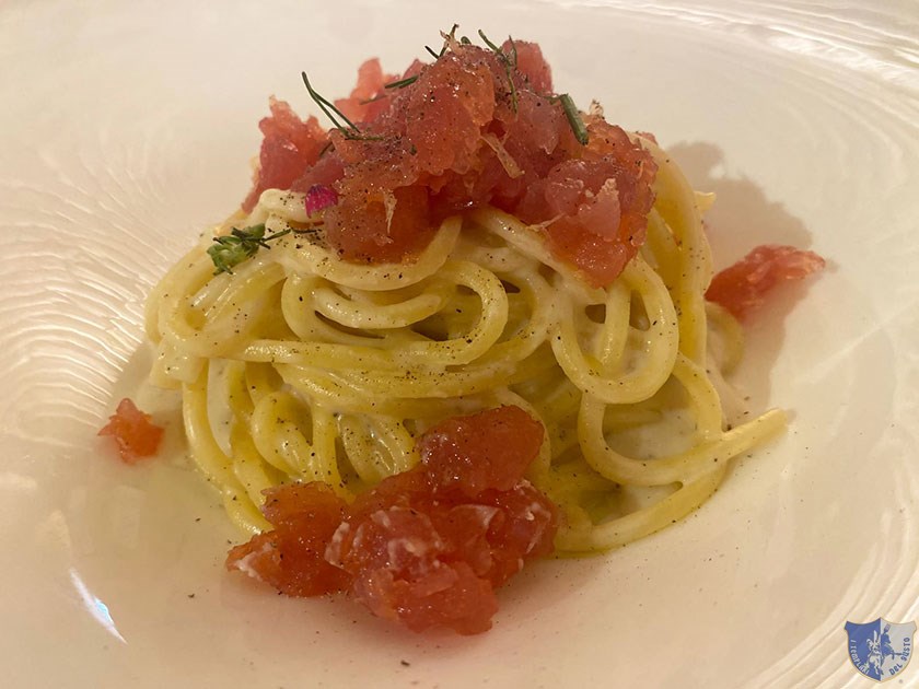 Spaghetti alla chitarra cacio e pepe con crudo di tonno e limone