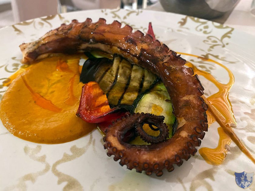 Tentacolo di polpo arrosto con misto di verdure alla griglia e salsa ajvar