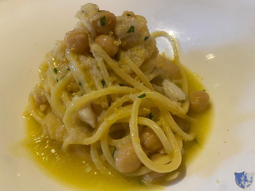 Chitarrine di pasta fresca con ceci baccalà e limone