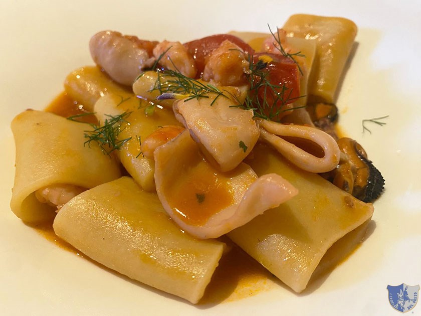 Paccheri dipasta fresca ai frutti di mare e pomodorini infornati