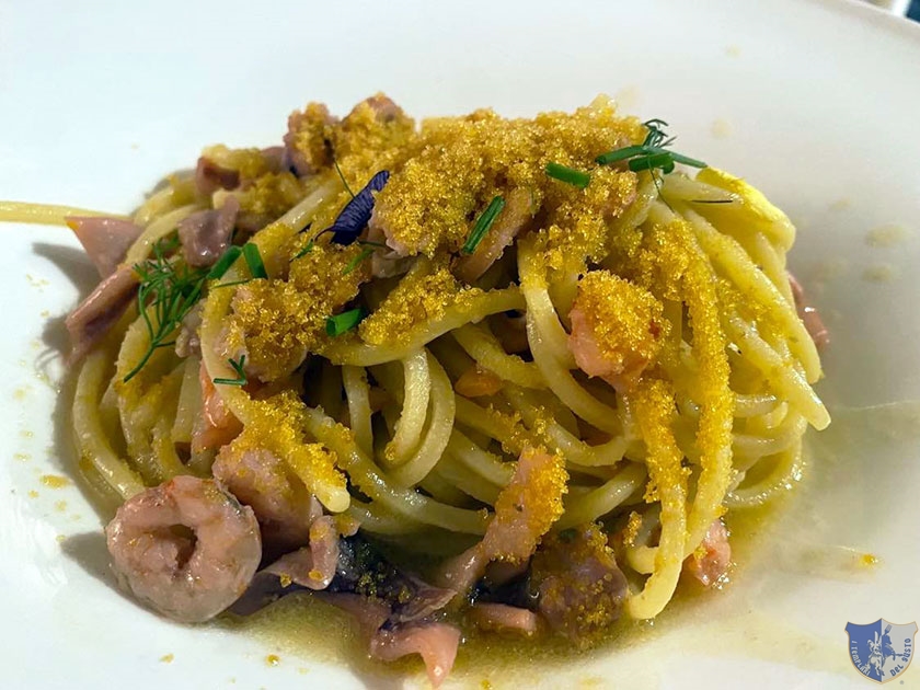 Chitarrine con genovese di totani gamberi rosa e bottarga