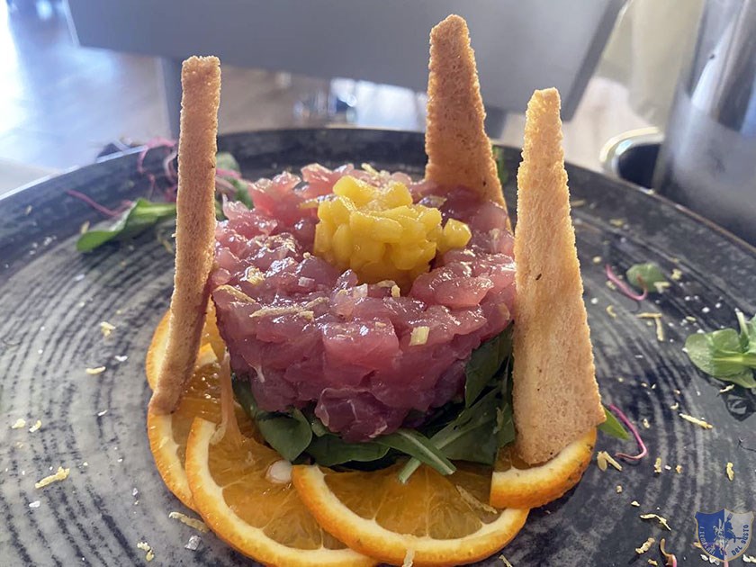 Tartare di tonno con misticanza arance mango e crostini