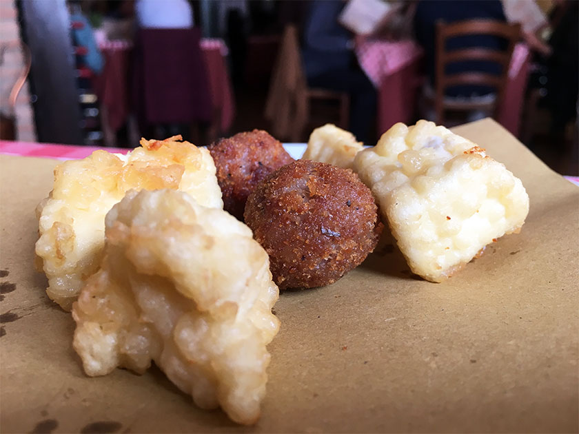 Bocconcini di ricotta fritti e polpettine