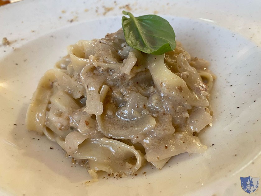 Fettuccelle tirate a mano con lardo di Castelpoto noci e parmigiano reggiano