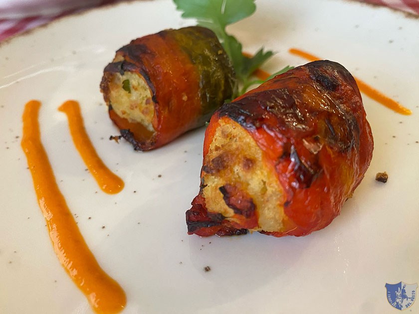 Peperoni ripieni con pane acciuga e scamorza