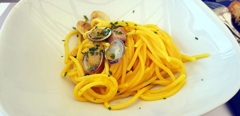 Spaghetti vongole e curcuma