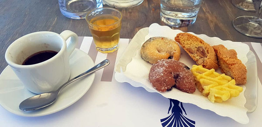 genziana, caffe del marinaio con waffel, amaretto e dolcetti al limone