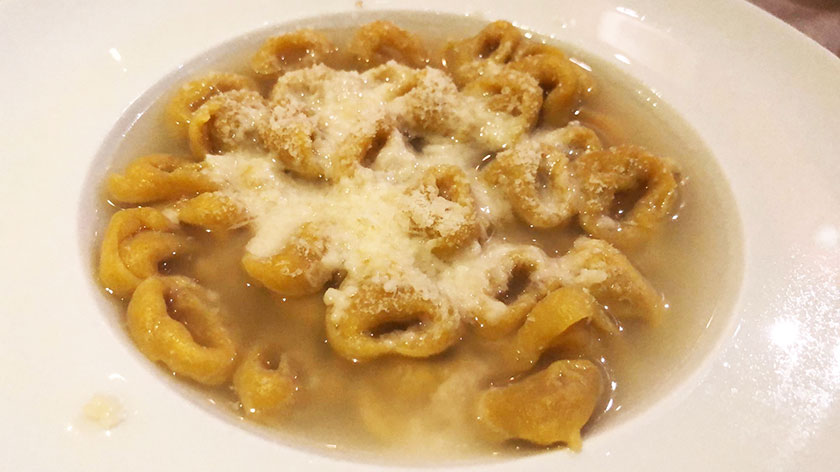 Tortellini modenesi in brodo di cappone con parmigiano reggiano