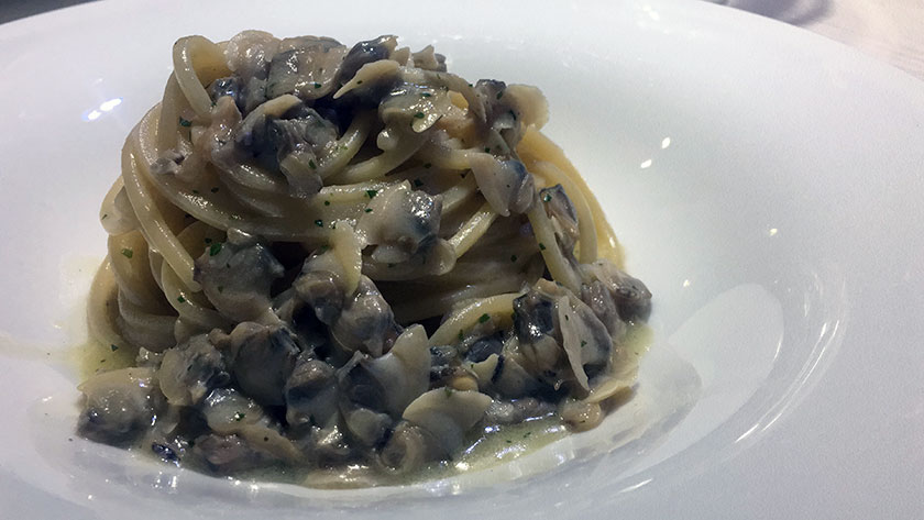 Spaghetti alla chitarra con lupini di mare