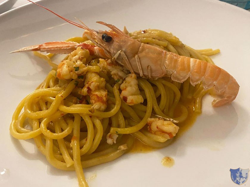 Spaghettoni aglio olio e peperoncino con crostacei crudi e cotti