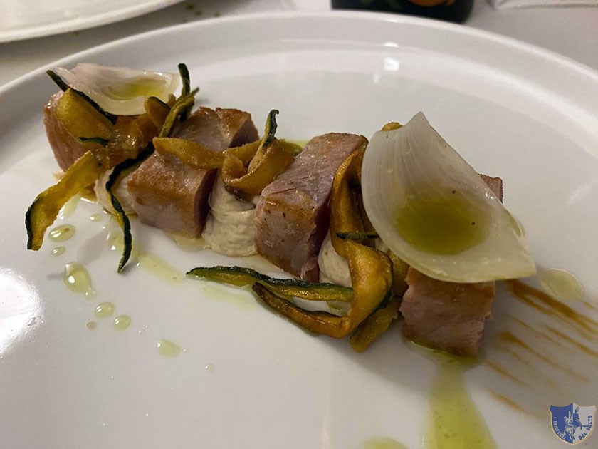 Tonno scottato con zucchine alla scapece salsa tonnata cipolla e riduzione di soia agli agrumi garganici