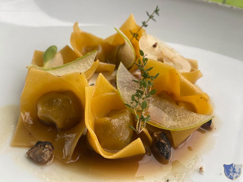 Origami Raviolo ripieno di genovese con fonduta di provolone del Monaco mela annurca e castagne alla brace