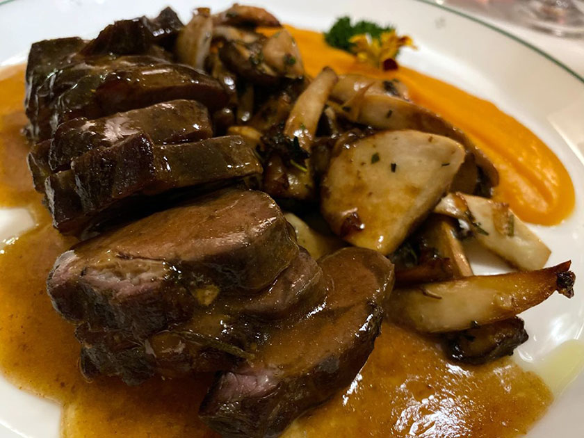 Noce di agnello arrostita con purè di patate dolce e funghi cardoncelli