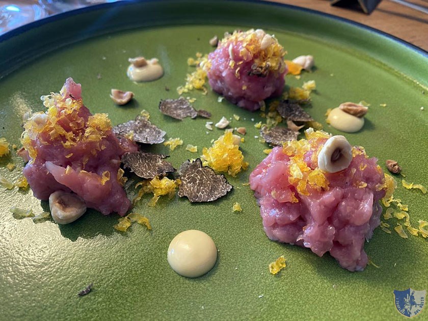 Tartare di vitello con colatura di alici tuorlo duovo marinato e tartufo