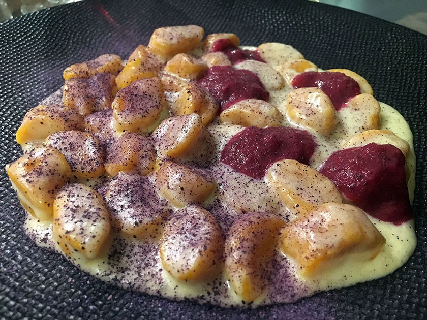 Gnocchi di zucca mantecati con gorgonzola DOP crema di radicchio trevigiano e polvere di cavolo viola