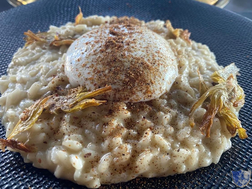 Risotto ai carciofi con fondo di ragù bianco e spuma di mozzarella