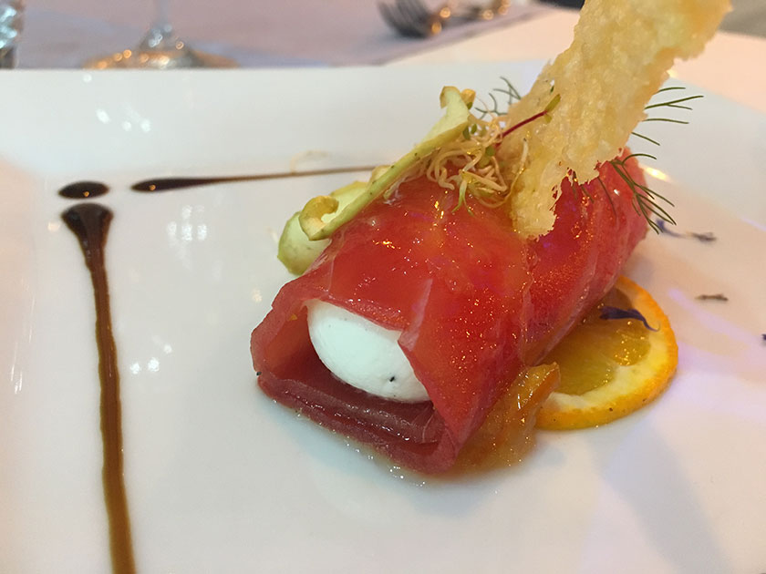 Crudo di tonno ripieno di ricotta al limone, con cialda di parmigiano e confettura di mele, zenzero e arancia