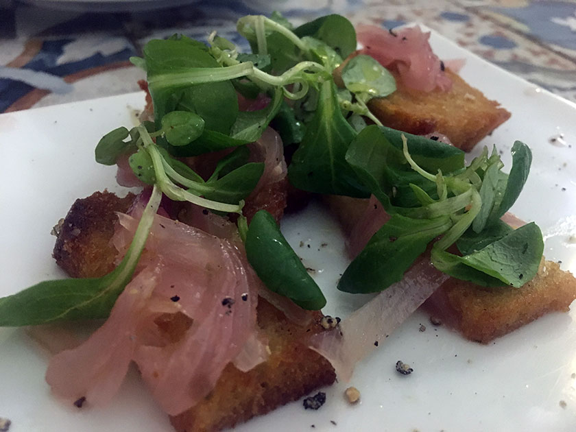 Bruschettine con cipolla caramellata e songino