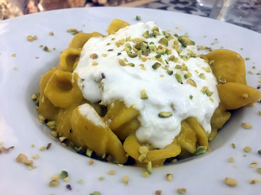 Orecchiette con crema di peperoni burrata fredda e granella di pistacchio