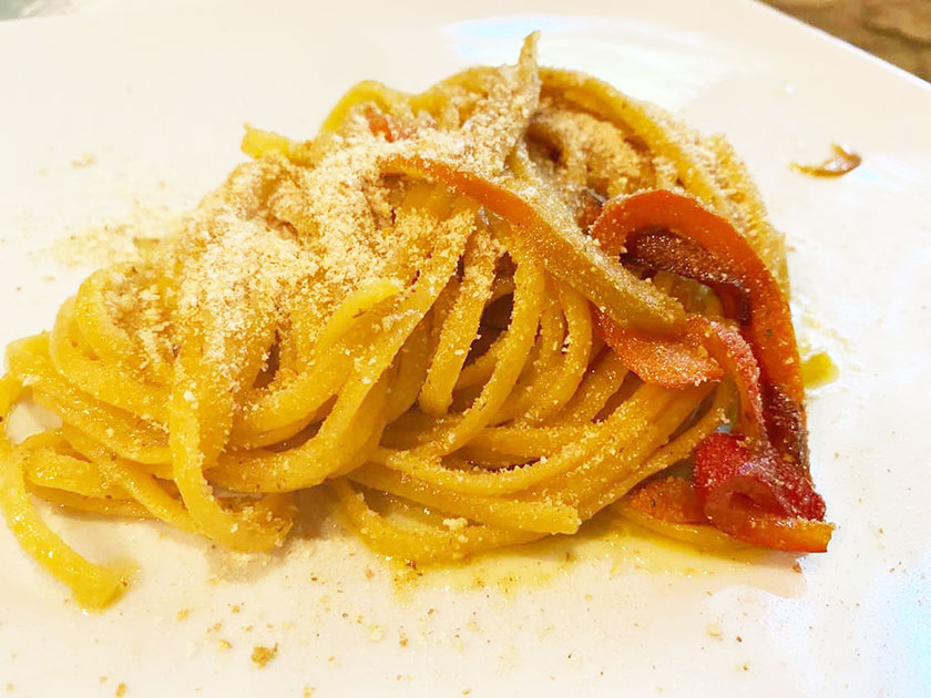 Linguine al peperoncino con peperoni acciughe e pane profumato