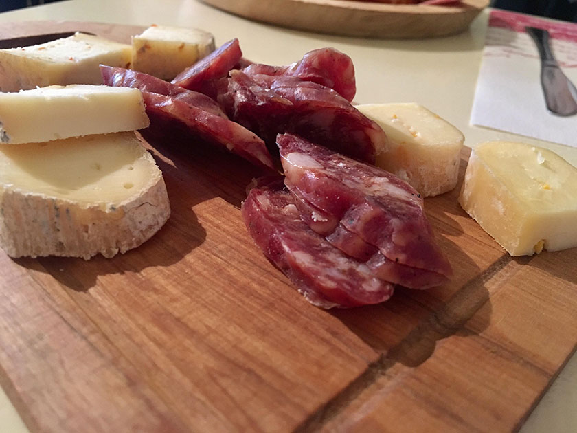 Il tagliere con salamino e formaggi