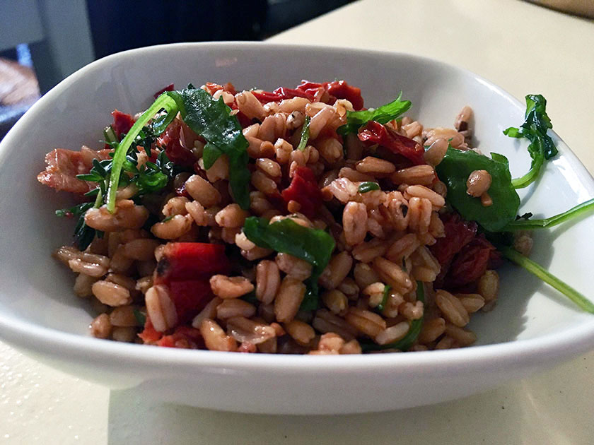 Insalatina di farro con pomodori secchi e rucola