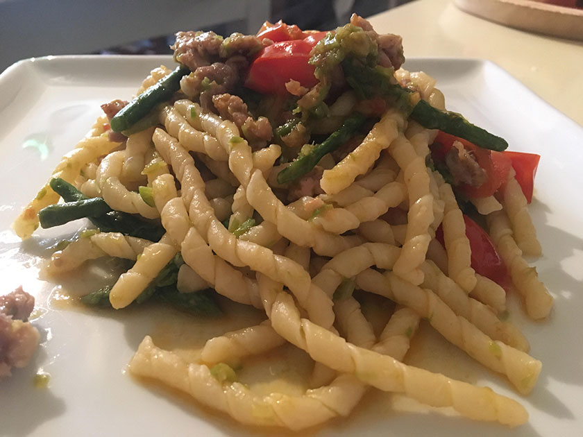 Fusilli pomodorini, salsiccia e asparagi selvatici