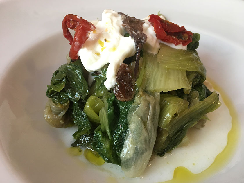 Pane soffritto con scarola, pinoli, uvetta, alici e burrata