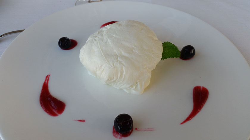 Mozzarella di gelato allo yogurt ed amarene candite