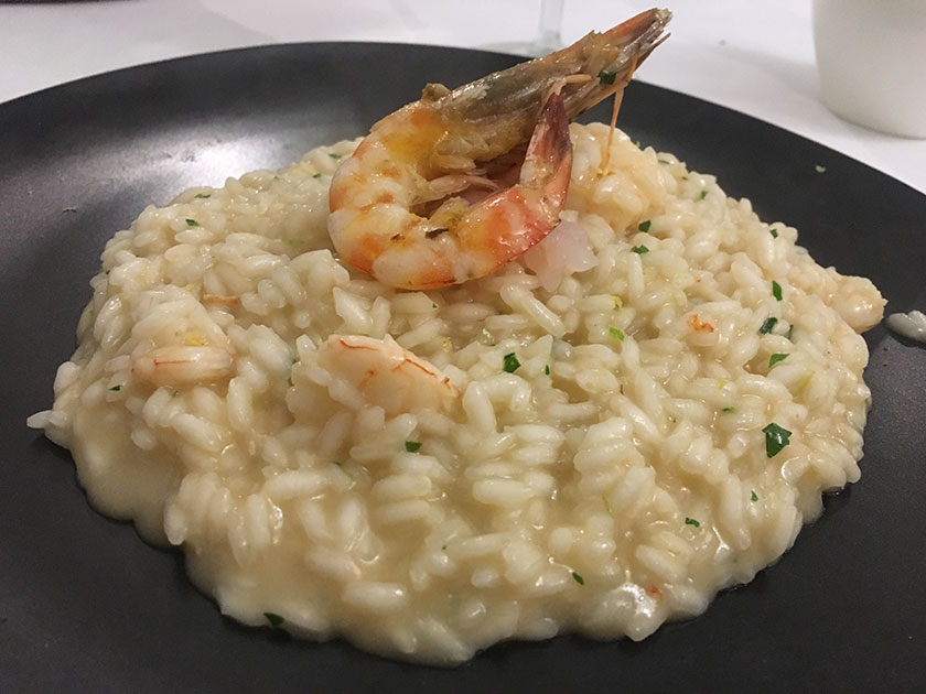 Risotto con tartare di gamberi, lime e mazzancolla scottata