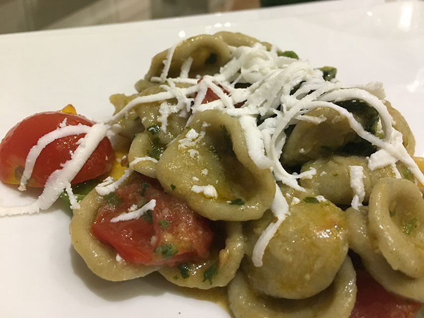 Orecchiette di grano arso con talli di zucchine, pomodorini e purea di fave di Carpino