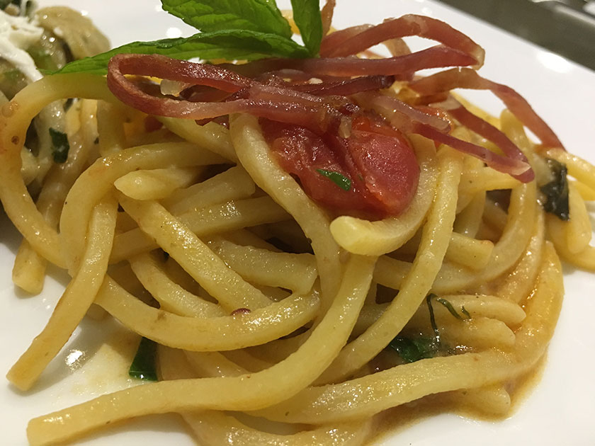  I troccoli con pomodorini, melanzane, mentuccia e guanciale croccante