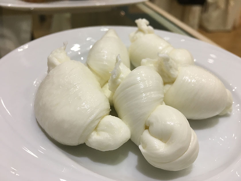 I nodini di mozzarella di loro produzione