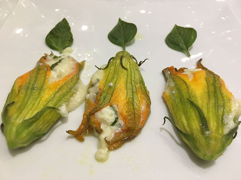 Fiori di zucca ripieni di caciocavallo 