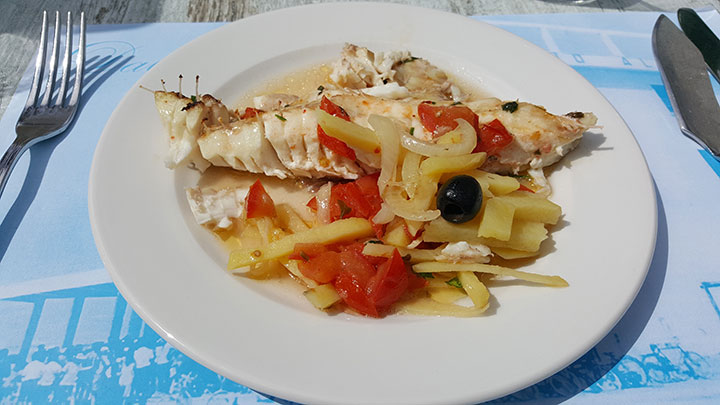 Gallinella di mare in guazzetto con olive, pomodori e patate