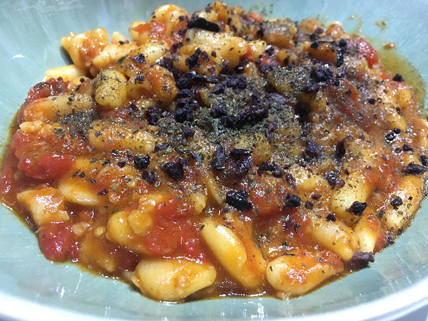 Cavatelli con pescatrice, pomodori, olive e capperi disidratati