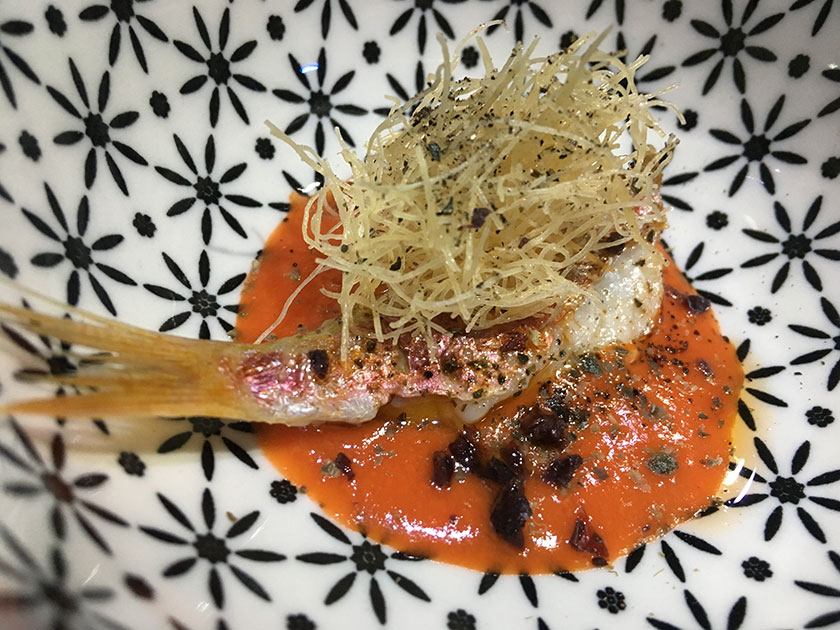 Triglietta con gazpacho di pomodori