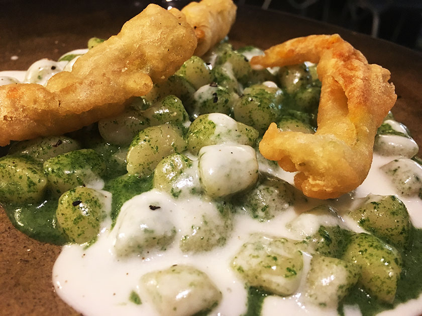 Gnocchetti in salsa verde con fiori di zucca fritti e stracchino