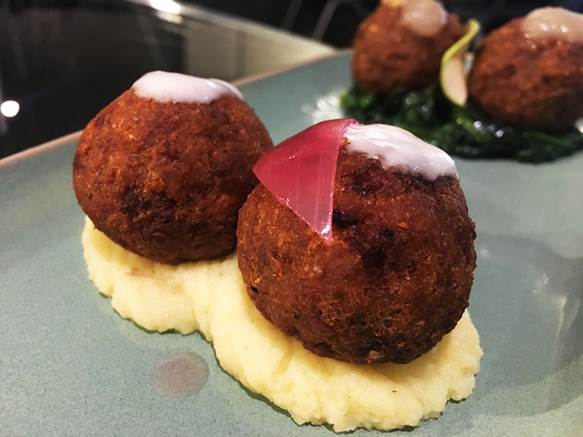 Polpette di maiale affumicato con crema di patate al burro fonduta di parmigiano e petalo di cipolla rossa