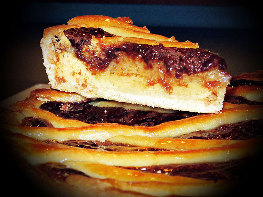 La crostata al cioccolato crema pasticcera e cuore di Pan di Spagna di Mazz. Napoli