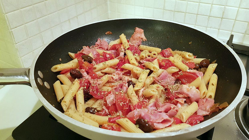 Fase della preparazione, si manteca la pasta in padella prima di impiattare jpg