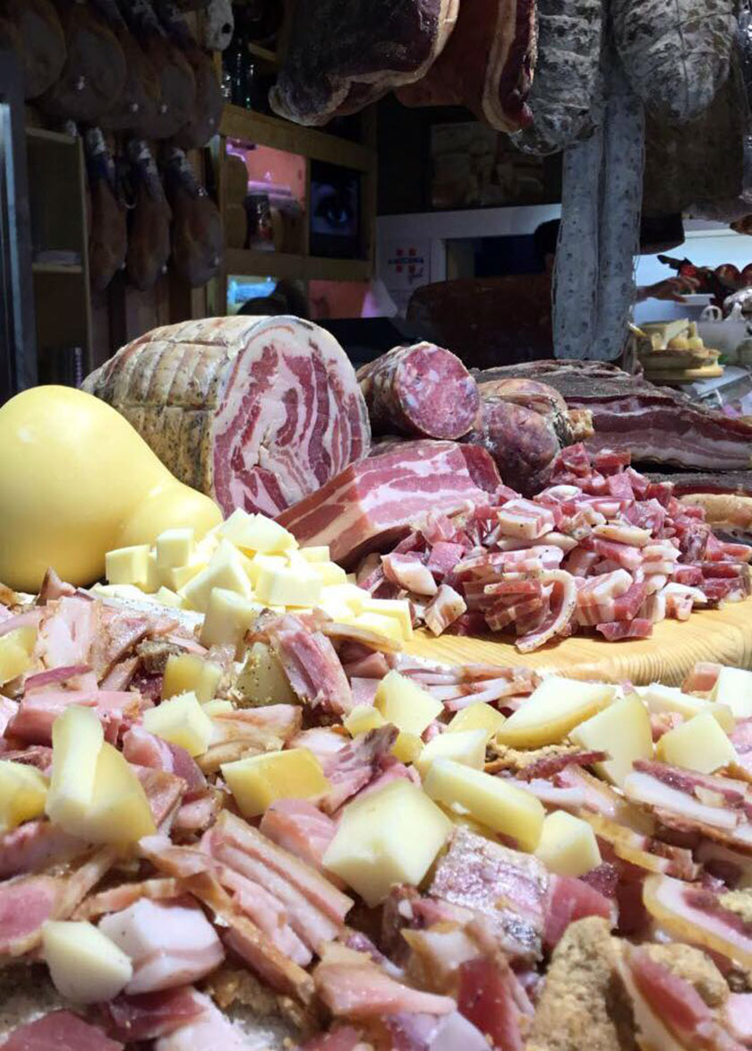 Salumi e caciocavallo per la pizza piena