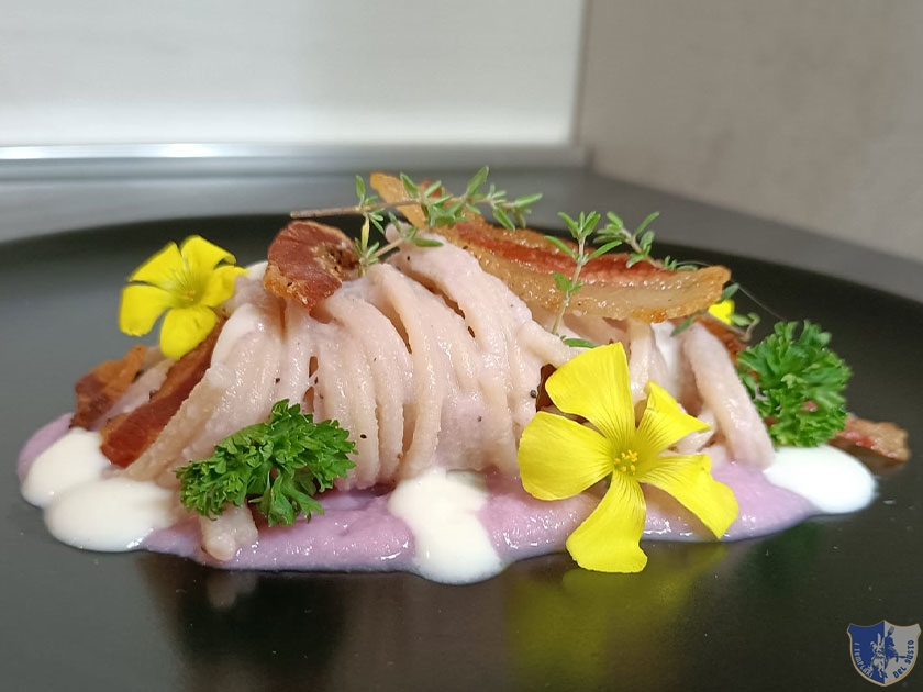 Gli Spaghetti con cavolo viola guanciale e fonduta di Podololico Irpino