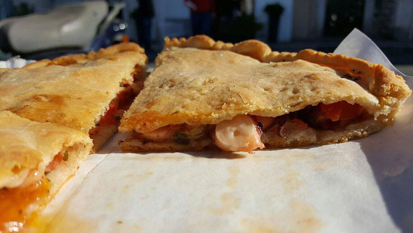 La Tiella con polpo, pomodoro e olive di Carlo Avallone. Pizzeria del Porto. Gaeta (Lt)