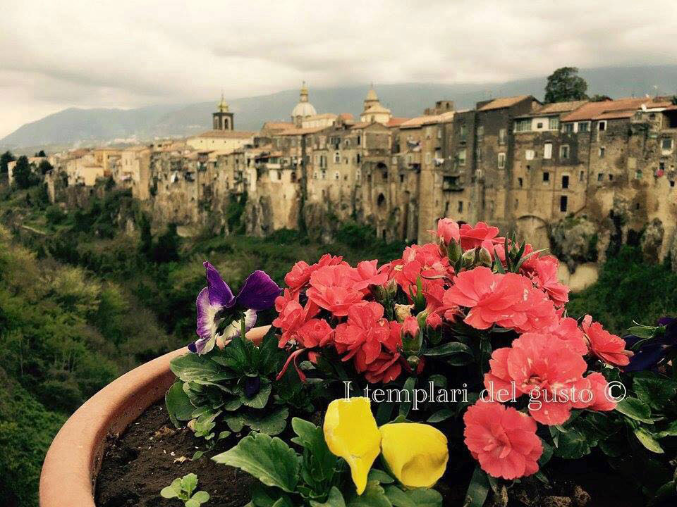 Sant'Agata de Goti (Bn) il centro storico dal ponte sul Martorano