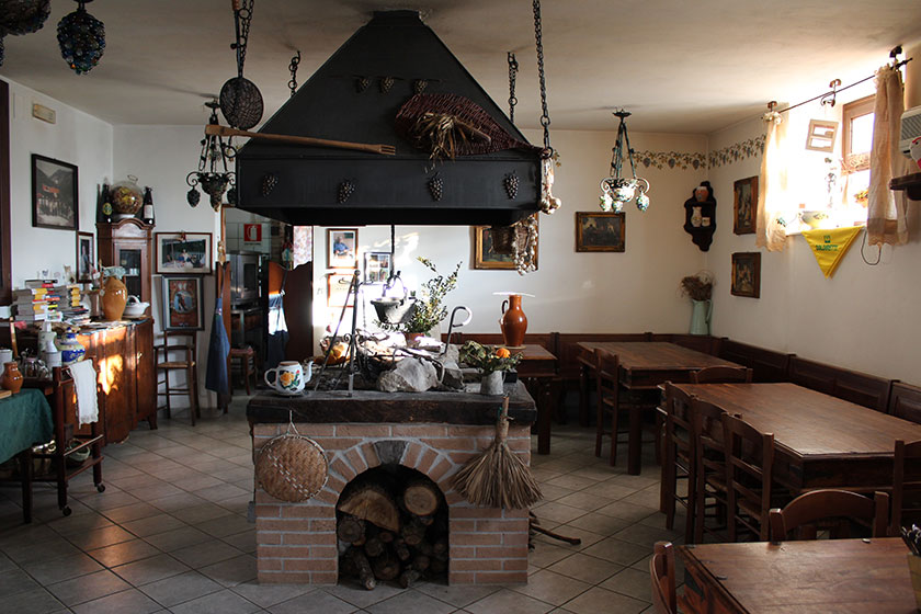 Azienda agricola Le Campestre. Castel di Sasso (Ce) – Camino centrale e sala interna